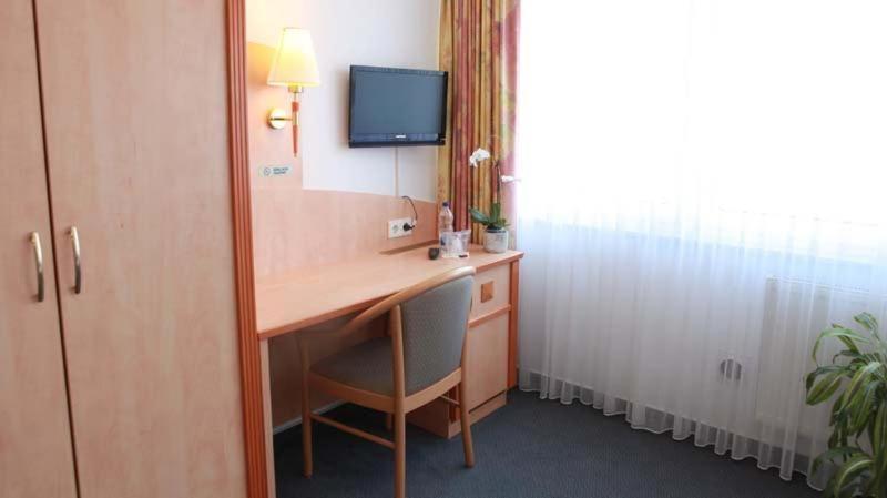 Hotel Wetterau - Self-Check-In Wolfersheim Bagian luar foto