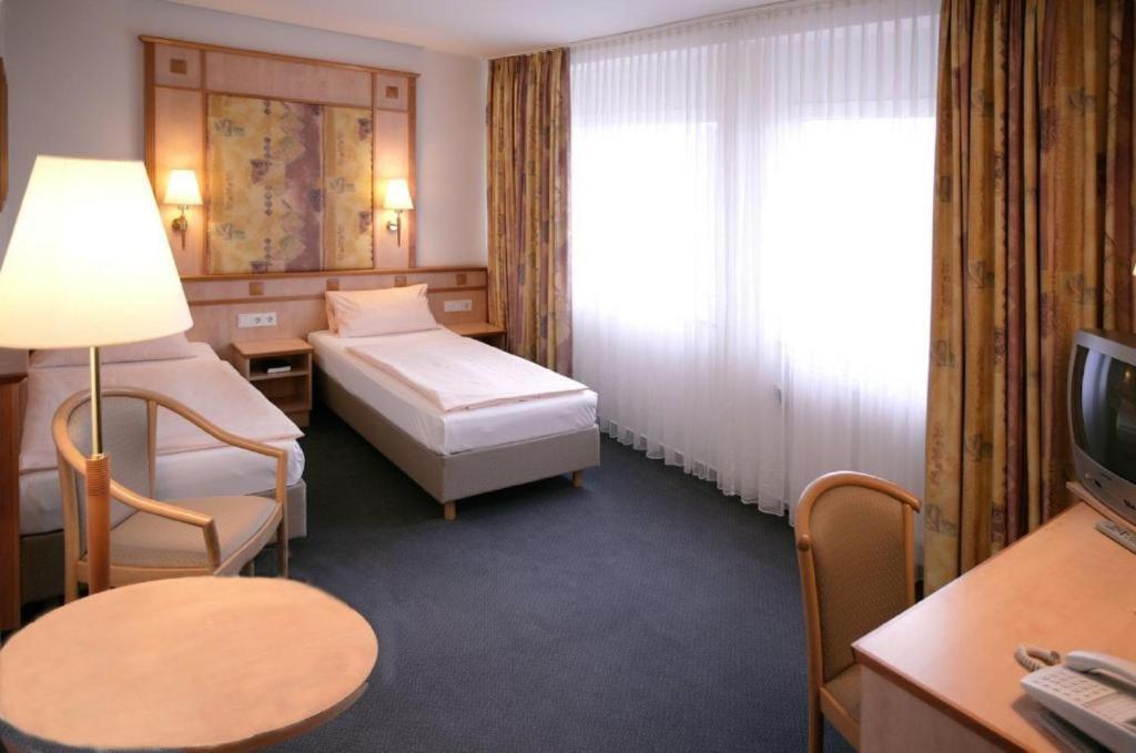 Hotel Wetterau - Self-Check-In Wolfersheim Bagian luar foto