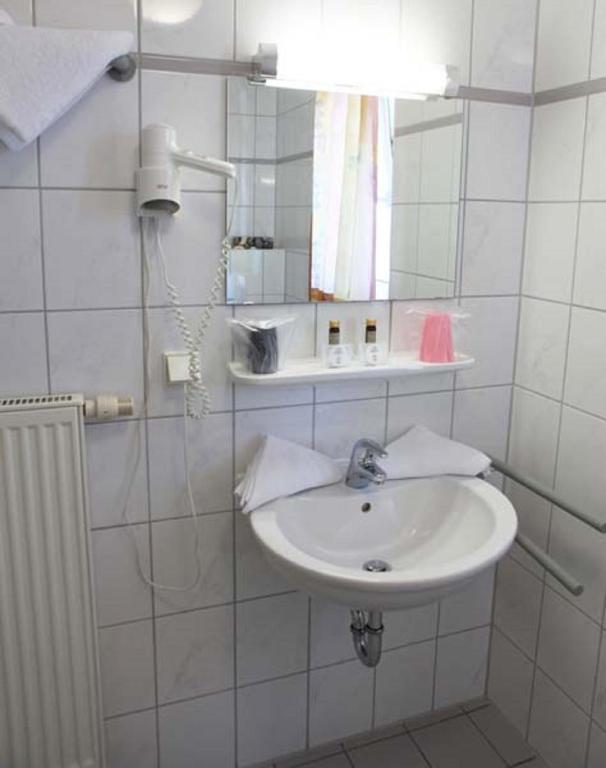 Hotel Wetterau - Self-Check-In Wolfersheim Bagian luar foto