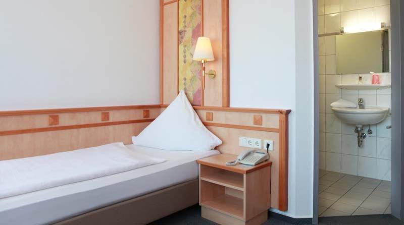 Hotel Wetterau - Self-Check-In Wolfersheim Bagian luar foto